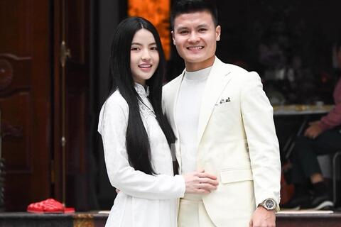 Vợ chồng Quang Hải và Chu Thanh Huyền ủng hộ đồng bào lũ lụt