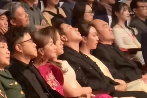 Thấy gì từ hình ảnh Trấn Thành ngủ gục tại sự kiện