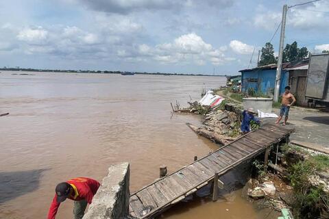 Sạt lở từ sông ra biển, uy hiếp đê và nhà dân ở An Giang, Đồng Tháp