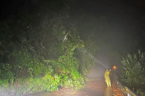 Đèo Gia Bắc ở Lâm Đồng sạt lở nghiêm trọng, 20 ôtô mắc kẹt trên Quốc lộ 28