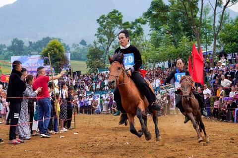 Ngược rẻo cao vui hội đua ngựa Tả Lèng