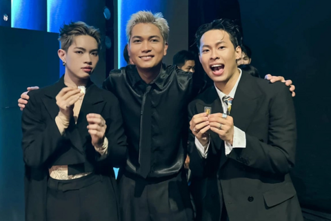 Màn tặng vàng gây sốt ở Anh trai say hi