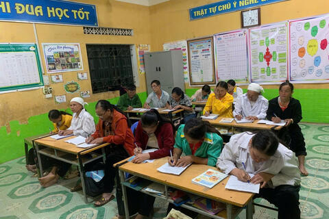 Bền bỉ mang chữ lên bản Phja Đăm