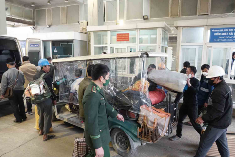 Cận cảnh kiểm soát chặt ở Cửa khẩu Cầu Treo ngăn hàng lậu