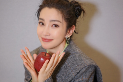 Lý Băng Băng tận hưởng cuộc sống độc thân, thành đạt ở tuổi 52