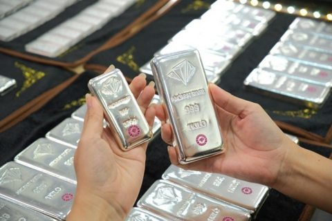 Giá bạc tăng cao, dân miền núi về xuôi gom mua nhưng hết hàng