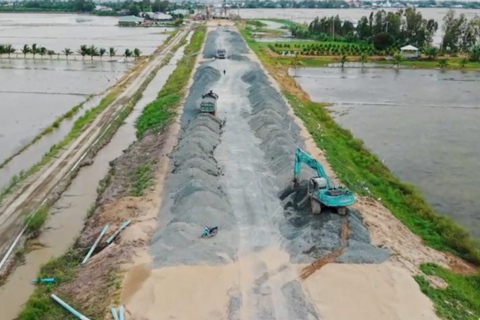 Công nhân thi công cao tốc xuyên Tết Dương lịch