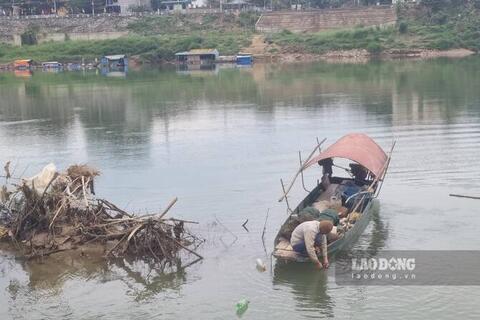 Sông Lô cạn trơ, dân chài vất vả mưu sinh