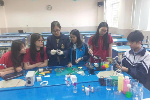 5 học sinh, một giấc mơ STEM: Đưa IoT và AI vào lớp học từ những thí nghiệm nhỏ