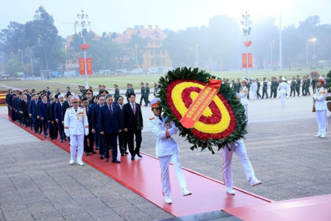 Các đại biểu dự Đại hội XIV của Đảng vào Lăng viếng Chủ tịch Hồ Chí Minh