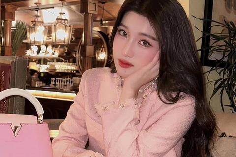 Á hậu Phương Nhi đeo túi xách giống sao quốc tế Lưu Diệc Phi, Triệu Lộ Tư