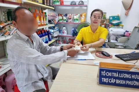 Lương hưu đến tay người hưởng thông qua nhiều hình thức, người dân cần biết