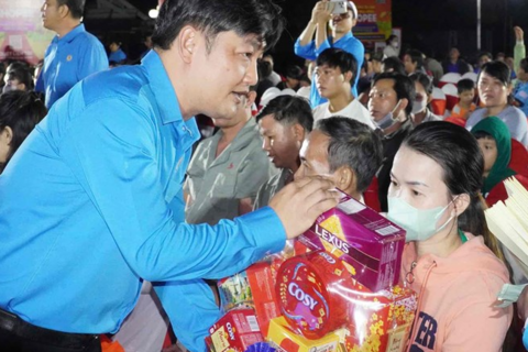 Trao quà Tết sum vầy cho 200 gia đình công nhân khó khăn ở Đồng Nai