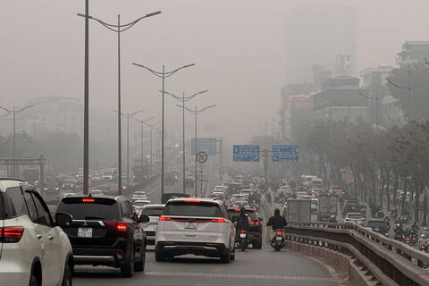 Hà Nội mù mịt ô nhiễm, chất lượng không khí ở mức không lành mạnh
