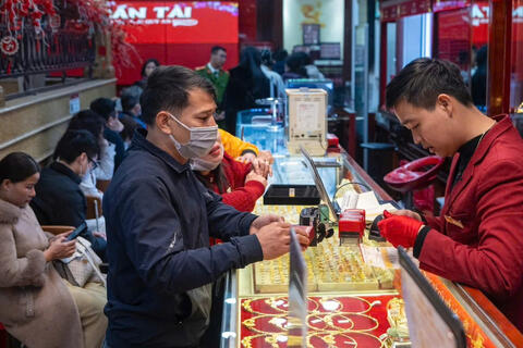 Giá vàng tuần qua giảm mạnh rồi lại chững ở vùng giá cao