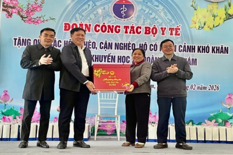 Tặng quà các hộ nghèo, cận nghèo, hộ gia đình có hoàn cảnh khó khăn