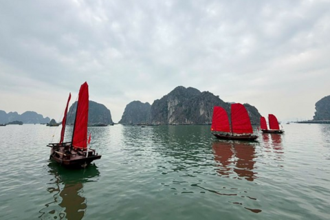 Đề xuất mở tour 10 thuyền buồm chạy ven bờ vịnh Hạ Long
