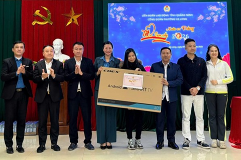 Công đoàn phường Hạ Long trao hơn 330 triệu đồng tiền và quà Tết cho NLĐ