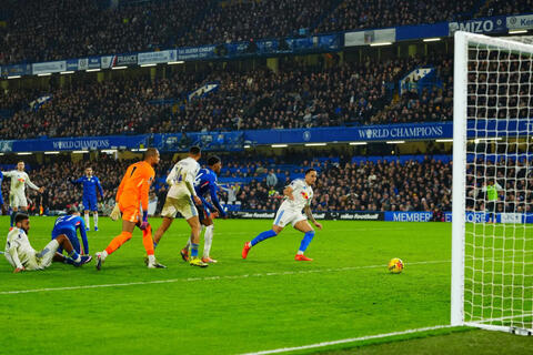 Leeds ghi bàn thắng ‘kỳ lạ nhất mùa giải’ vào lưới Chelsea