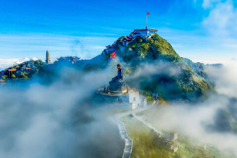 Lào Cai vào hội rợp sắc hoa, tiếng khèn rộn ràng non cao