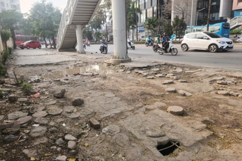 Nhiều tuyến vỉa hè ở Hà Nội xuống cấp, mất an toàn cho người đi bộ