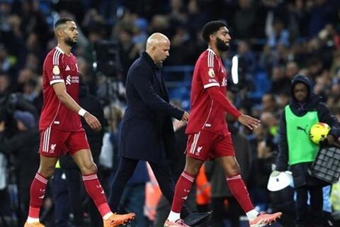 Liverpool để thua đội bét bảng Premier League