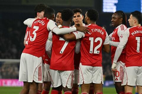 Arsenal hơn Man City 7 điểm