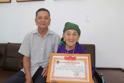 Cụ bà 102 tuổi ở Hà Nội xúc động chờ ngày đi bầu cử