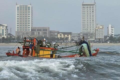 Tàu cá bị lật nghiêng khi vào cửa Nhật Lệ, 5 thuyền viên thoát nạn