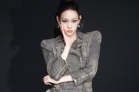 Tiểu thư tài phiệt cân bằng giữa việc học và lịch trình của thần tượng