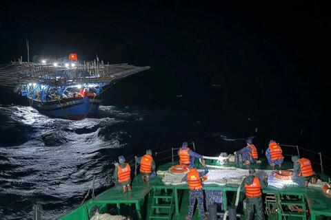 Vượt sóng cao 3m, tàu Hải quân cứu nạn thành công tàu cá cùng 36 ngư dân