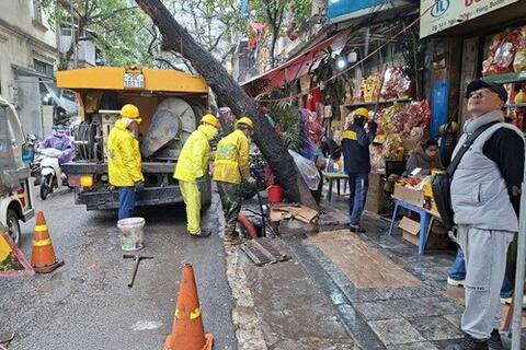 Xả nước thải ra vỉa hè gây mất mỹ quan đô thị, bít tắc cống thoát nước