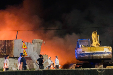 Khống chế đám cháy lớn tại bãi tập kết phế liệu ở Lâm Đồng