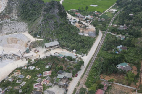 Nổ mìn khai thác đá khiến nhiều nhà dân bị thủng mái