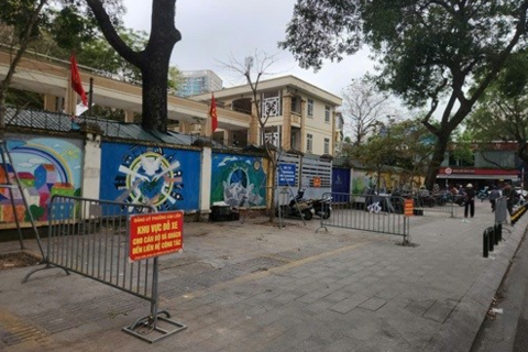 Phường Kim Liên lắp rào chắn, ngăn ô tô lấn chiếm vỉa hè cổng trường