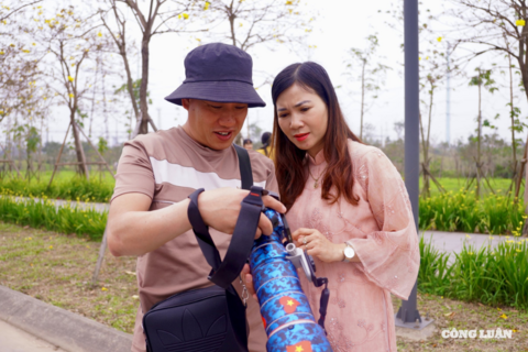 Thợ ảnh kiếm tiền triệu mỗi ngày nhờ “săn” mùa hoa nở Hà Nội