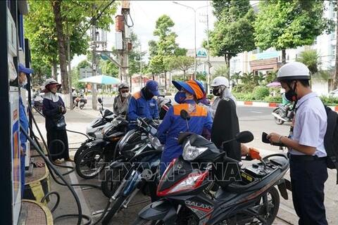 Giá xăng dầu chỉ được điều chỉnh ngay sau 1 ngày khi giá cơ sở tăng từ 15% trở lên