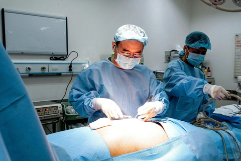 Giải cứu cụ bà 90 tuổi bị gần 2kg phủ tạng tràn lên lồng ngực