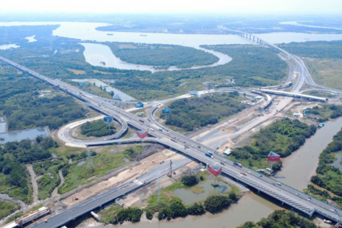 Vành đai 3 TPHCM đoạn trên cao thảm nhựa liền mạch, đua tiến độ thông xe 30.4