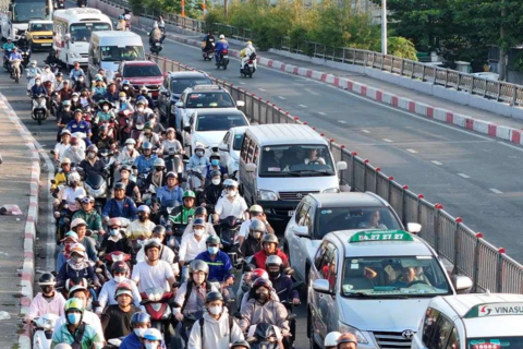 Ùn tắc kéo dài gần cầu Kênh Tẻ do tai nạn giao thông