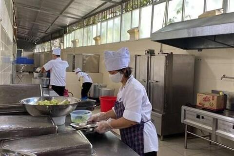 Từ vụ 300 tấn thịt lợn bệnh, phải kiểm soát bữa ăn trường học