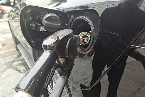 Giá xăng dầu hôm nay 4.4: Biến động trái chiều