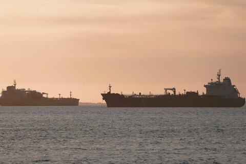 Vận tải qua eo biển Hormuz gặp khó khăn: Thúc đẩy các phương án vận chuyển mới
