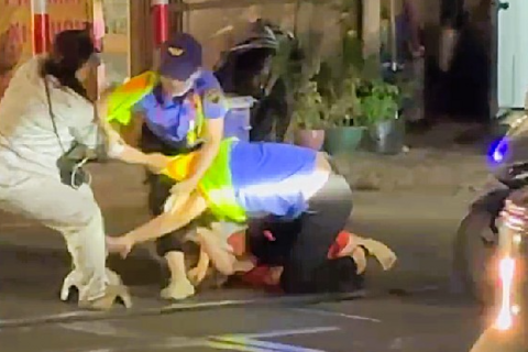 Người phụ nữ ở Đà Nẵng vượt rào chắn, hành hung 2 nhân viên đường sắt