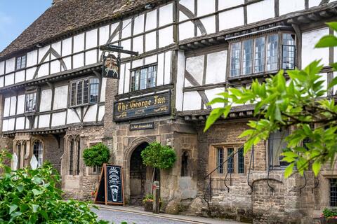 Nhà hàng, quán rượu Anh chật vật trước áp lực chi phí