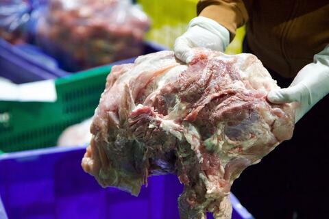 Cơ sở đưa thịt lợn nhiễm dịch tả châu Phi vào bữa ăn trẻ mầm non ở Thái Nguyên bị phạt 22,5 triệu đồng liệu có thoả đáng?