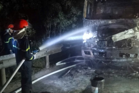 Cháy xe đầu kéo trên Quốc lộ 12A, cabin bị thiêu rụi