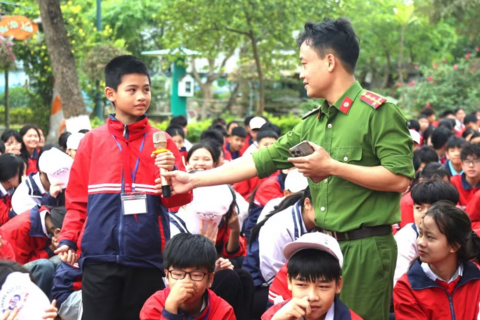 Xây dựng trường học không khói thuốc: Bắt đầu từ cổng trường an toàn