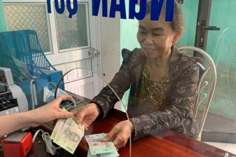 Người nghỉ hưu mong được nhận lương hưu tháng 5 trước kỳ nghỉ lễ 30.4 - 1.5