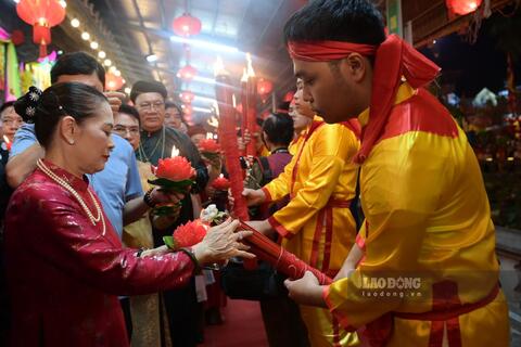 Hàng nghìn người tham gia rước đuốc Lễ hội Phủ Dầy 2026